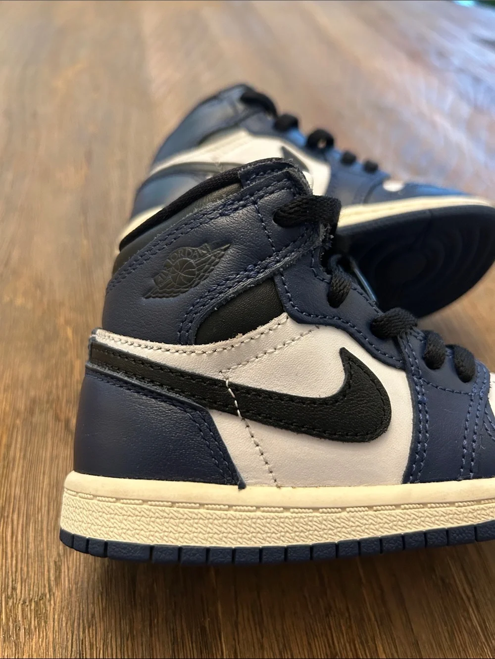 Kids Air Jordan 1 Retro High OG “midnight navy” size 8C